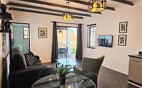 Hampton Collection Avenues - Urban 4 Sleeper Serviced Apartment